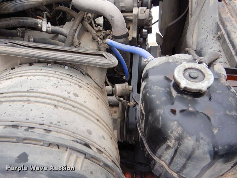 image for item MJ9967 2003 International 7400  refuse truck