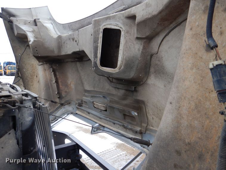 image for item MJ9967 2003 International 7400  refuse truck