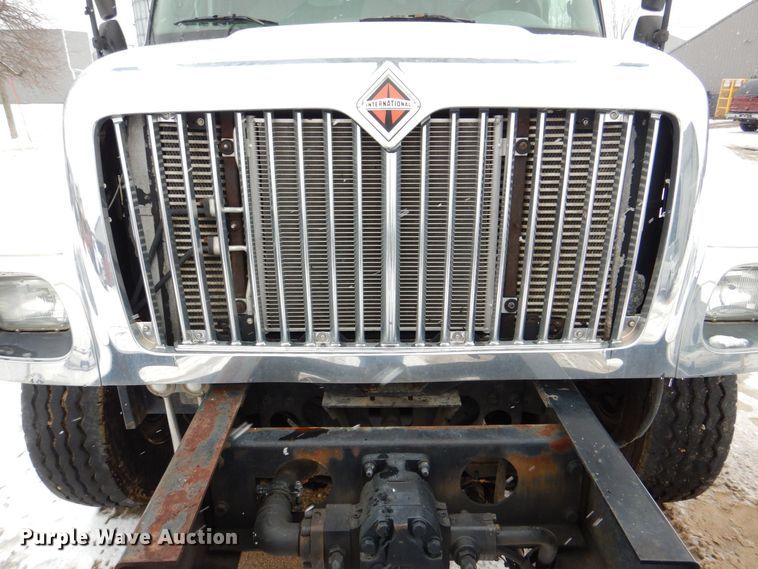 image for item MJ9967 2003 International 7400  refuse truck