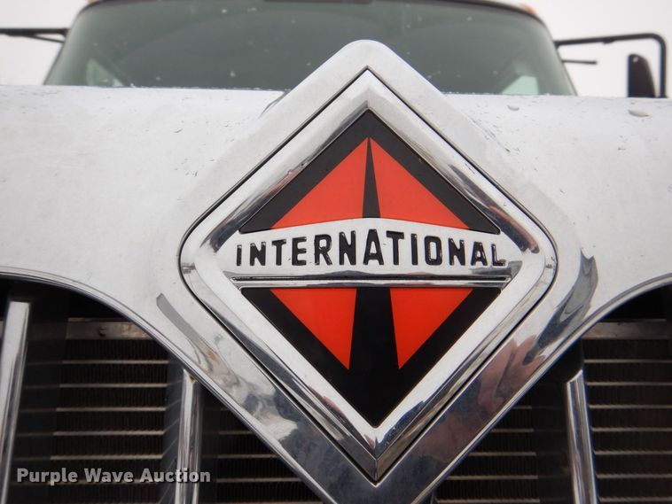 image for item MJ9967 2003 International 7400  refuse truck