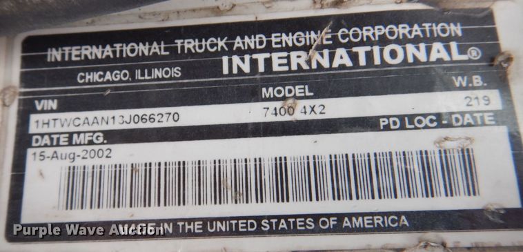 image for item MJ9967 2003 International 7400  refuse truck
