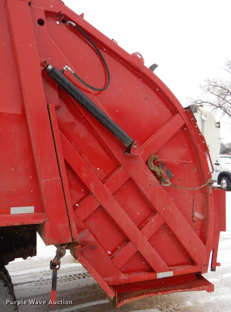 image for item MJ9968 2000 International 4700  refuse truck