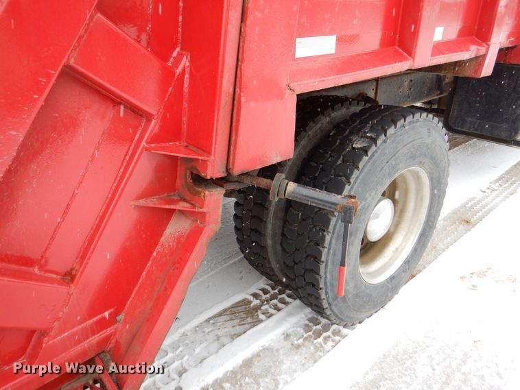 image for item MJ9968 2000 International 4700  refuse truck