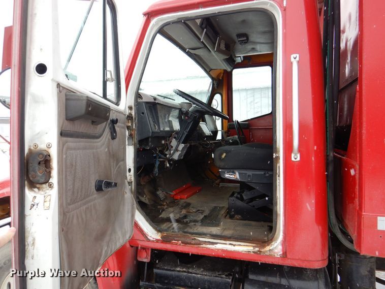 image for item MJ9968 2000 International 4700  refuse truck