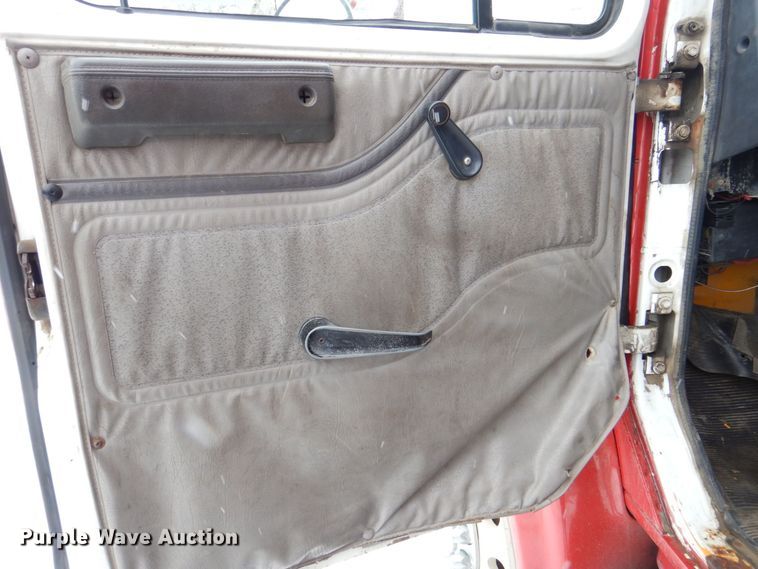 image for item MJ9968 2000 International 4700  refuse truck