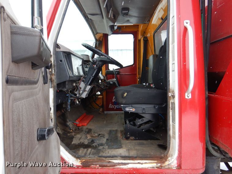 image for item MJ9968 2000 International 4700  refuse truck