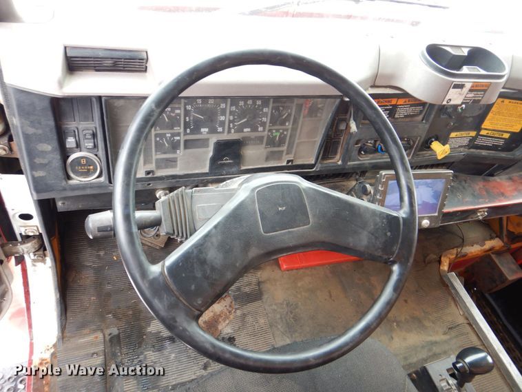 image for item MJ9968 2000 International 4700  refuse truck