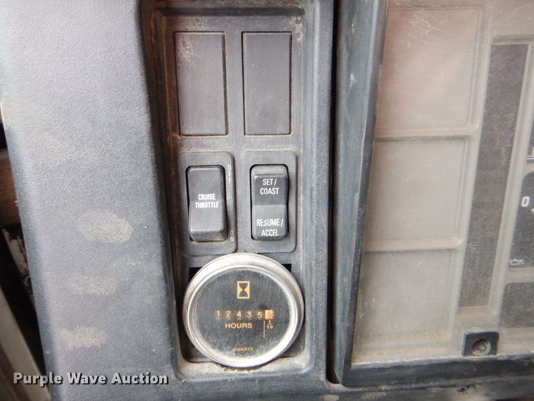 image for item MJ9968 2000 International 4700  refuse truck