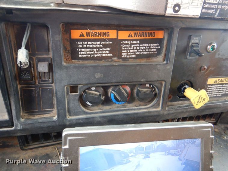 image for item MJ9968 2000 International 4700  refuse truck