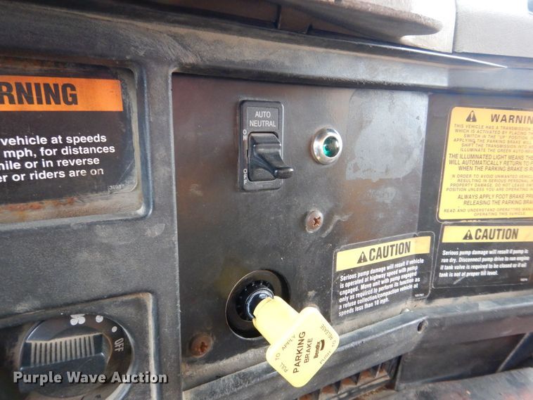 image for item MJ9968 2000 International 4700  refuse truck