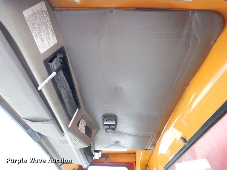 image for item MJ9968 2000 International 4700  refuse truck