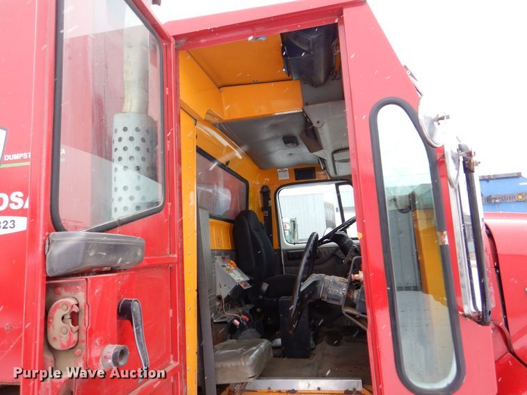 image for item MJ9968 2000 International 4700  refuse truck