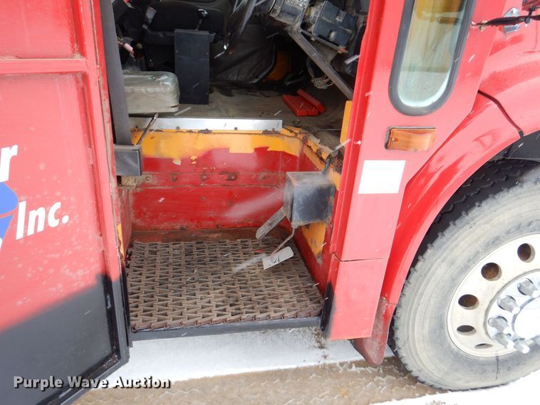 image for item MJ9968 2000 International 4700  refuse truck