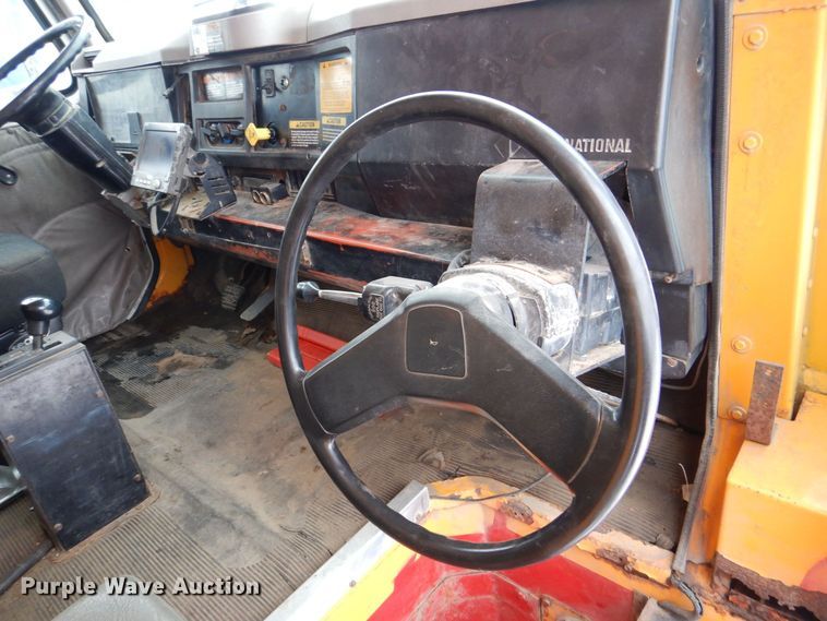 image for item MJ9968 2000 International 4700  refuse truck