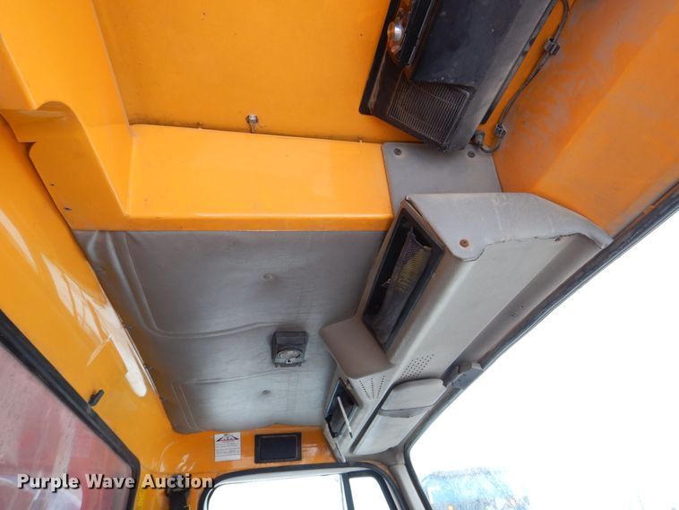 image for item MJ9968 2000 International 4700  refuse truck