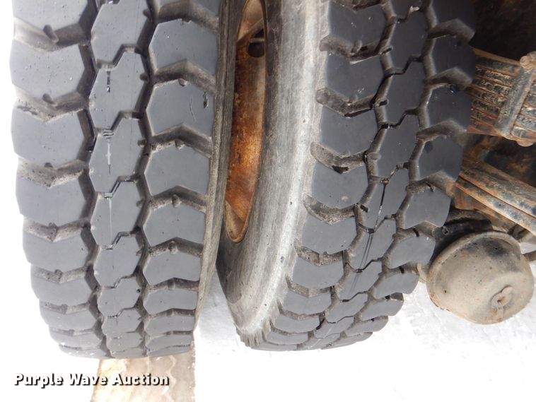 image for item MJ9968 2000 International 4700  refuse truck