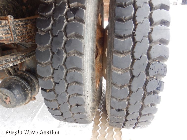 image for item MJ9968 2000 International 4700  refuse truck