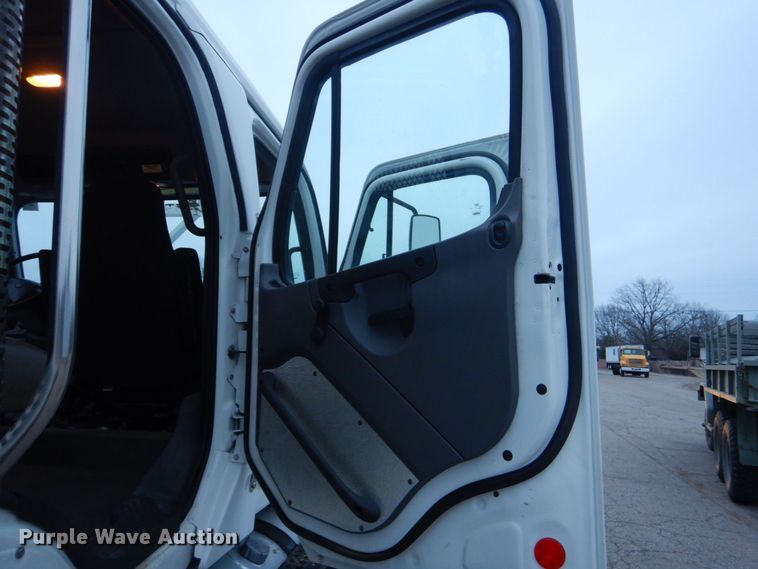 image for item MM9627 2010 Freightliner Business Class M2  utility / service truck