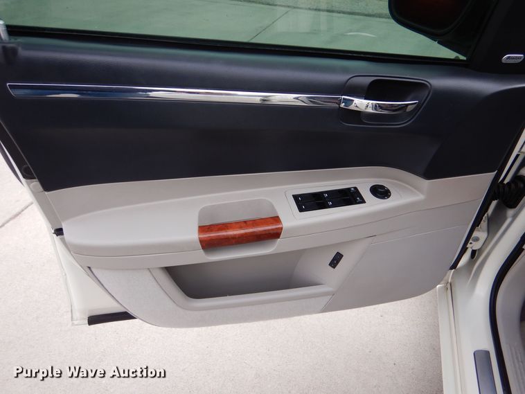 image for item MP9040 2006 Chrysler 300C