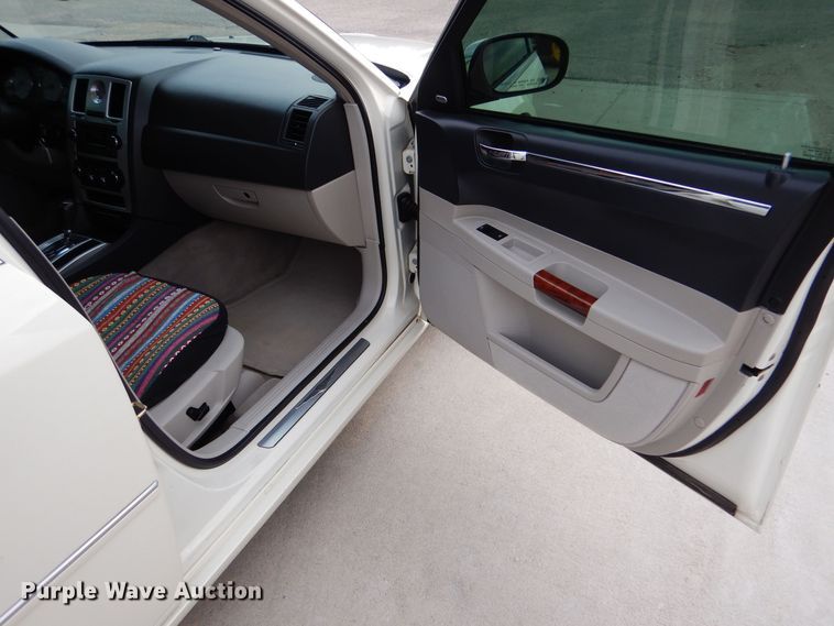 image for item MP9040 2006 Chrysler 300C