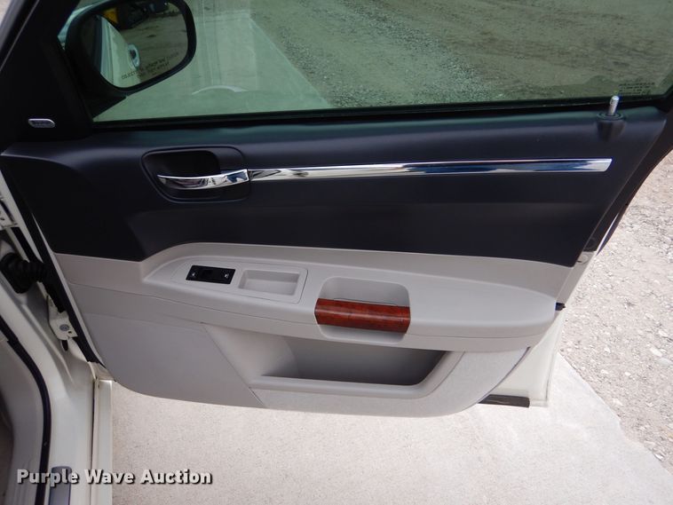 image for item MP9040 2006 Chrysler 300C