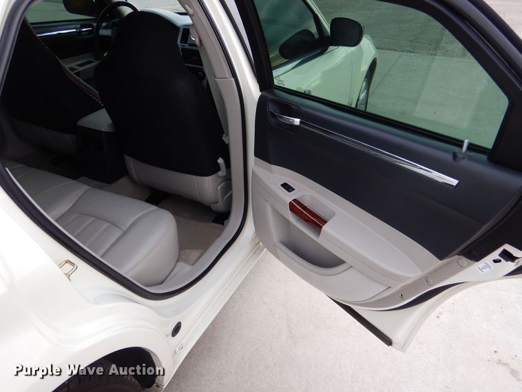 image for item MP9040 2006 Chrysler 300C