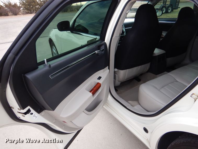 image for item MP9040 2006 Chrysler 300C