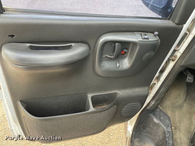 image for item MP9041 2002 Chevrolet Express 3500  van