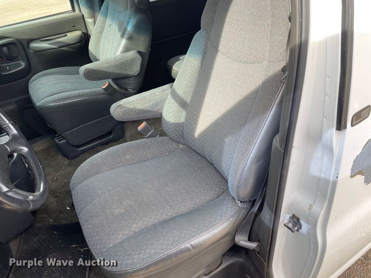 image for item MP9041 2002 Chevrolet Express 3500  van