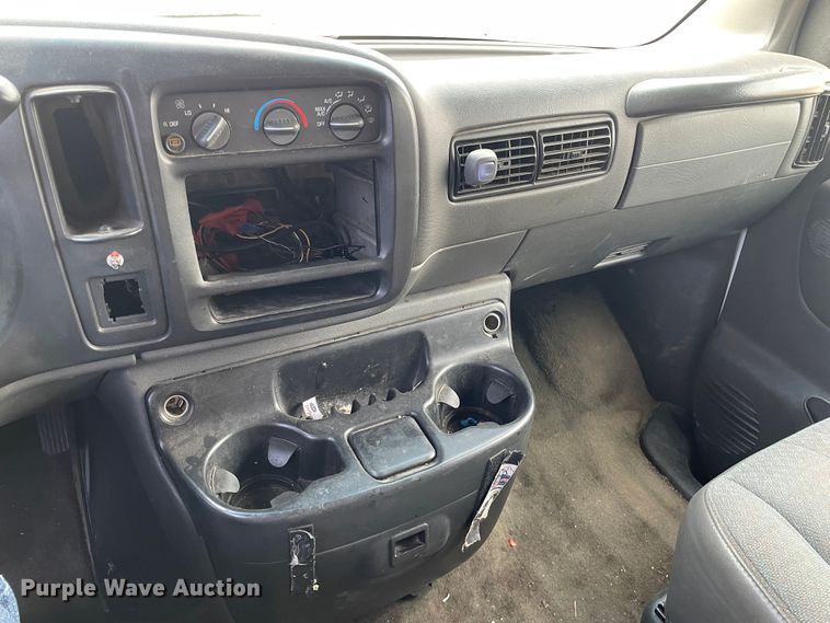 image for item MP9041 2002 Chevrolet Express 3500  van