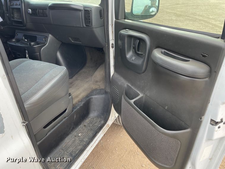 image for item MP9041 2002 Chevrolet Express 3500  van
