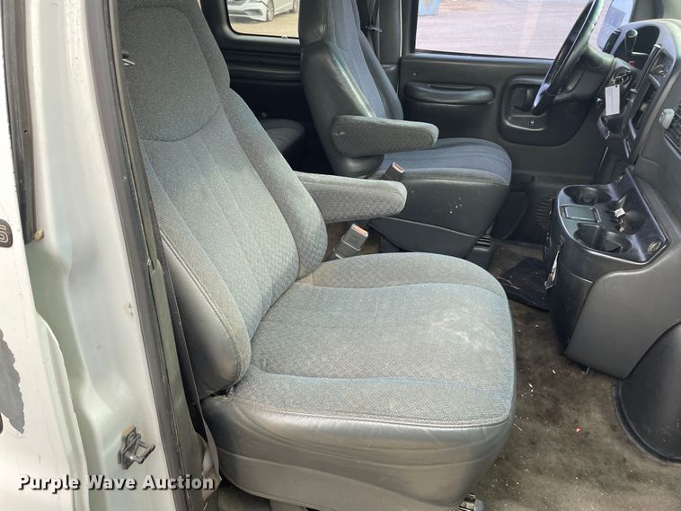 image for item MP9041 2002 Chevrolet Express 3500  van