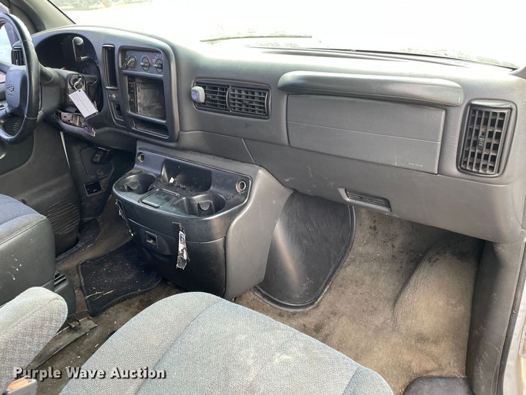 image for item MP9041 2002 Chevrolet Express 3500  van