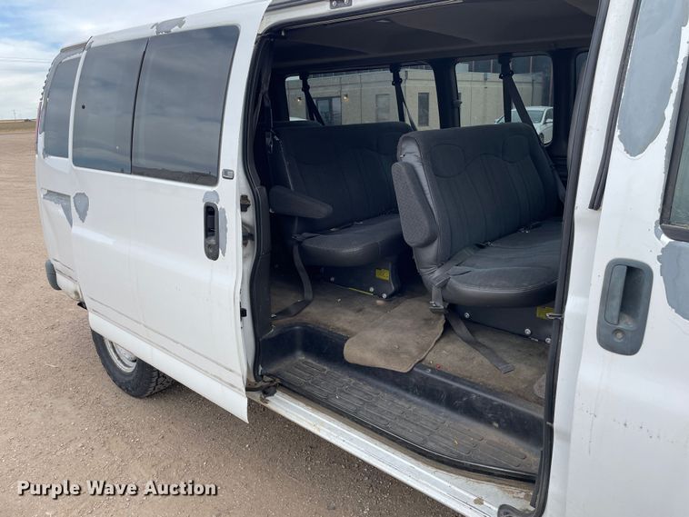 image for item MP9041 2002 Chevrolet Express 3500  van