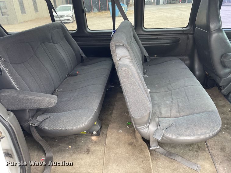 image for item MP9041 2002 Chevrolet Express 3500  van