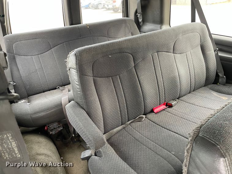 image for item MP9041 2002 Chevrolet Express 3500  van