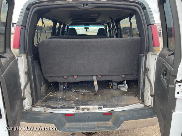 image for item MP9041 2002 Chevrolet Express 3500  van