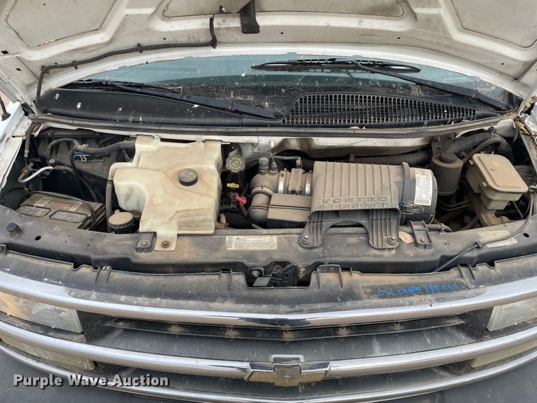 image for item MP9041 2002 Chevrolet Express 3500  van