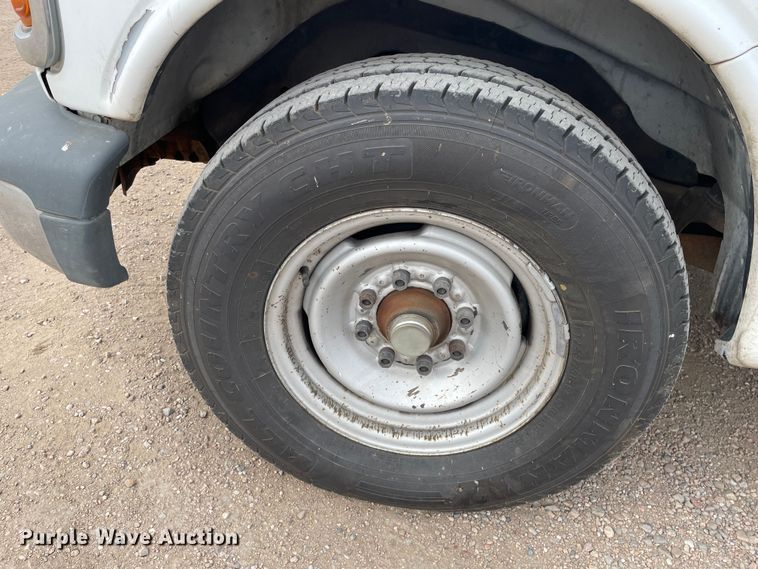 image for item MP9041 2002 Chevrolet Express 3500  van