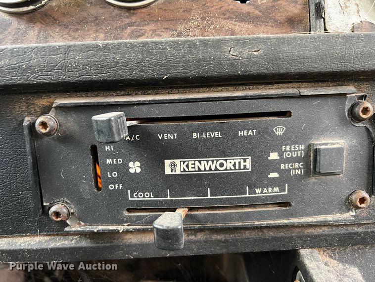 image for item DQ1946 1992 Kenworth T660  dump truck