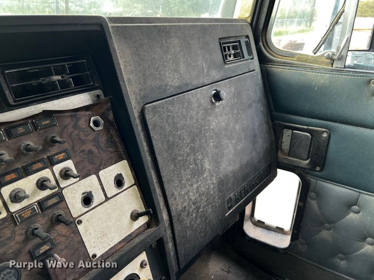 image for item DQ1946 1992 Kenworth T660  dump truck