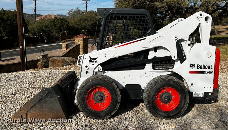 image for item DQ1947 2016 Bobcat S740  skid steer loader