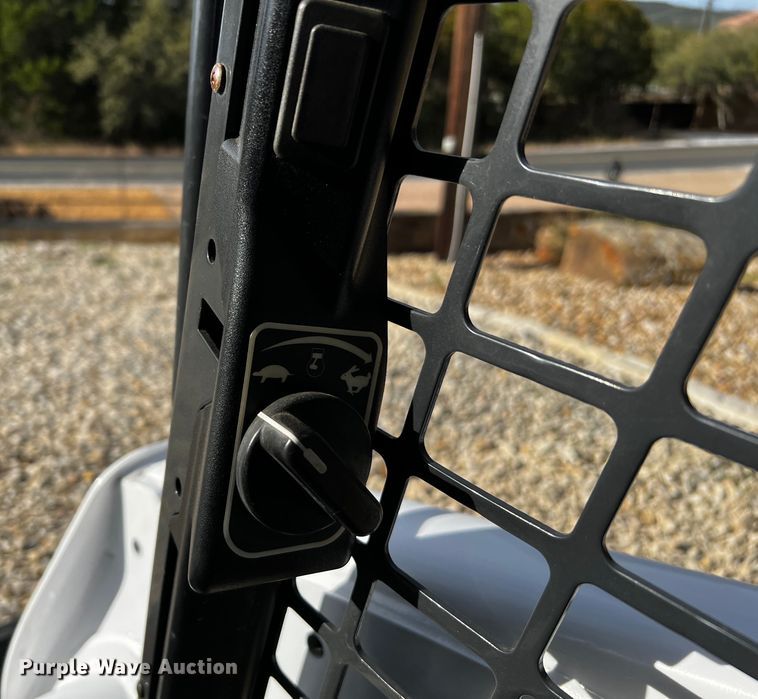 image for item DQ1947 2016 Bobcat S740  skid steer loader