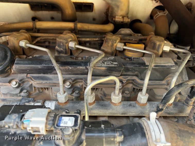 image for item DQ1947 2016 Bobcat S740  skid steer loader