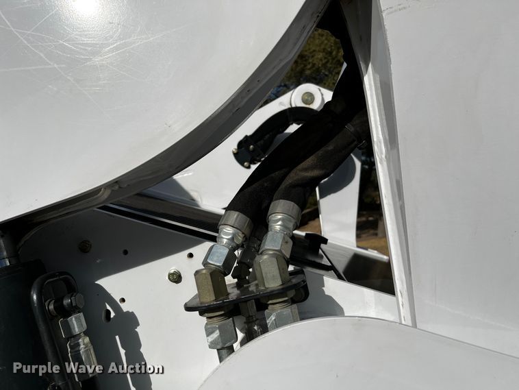 image for item DQ1947 2016 Bobcat S740  skid steer loader