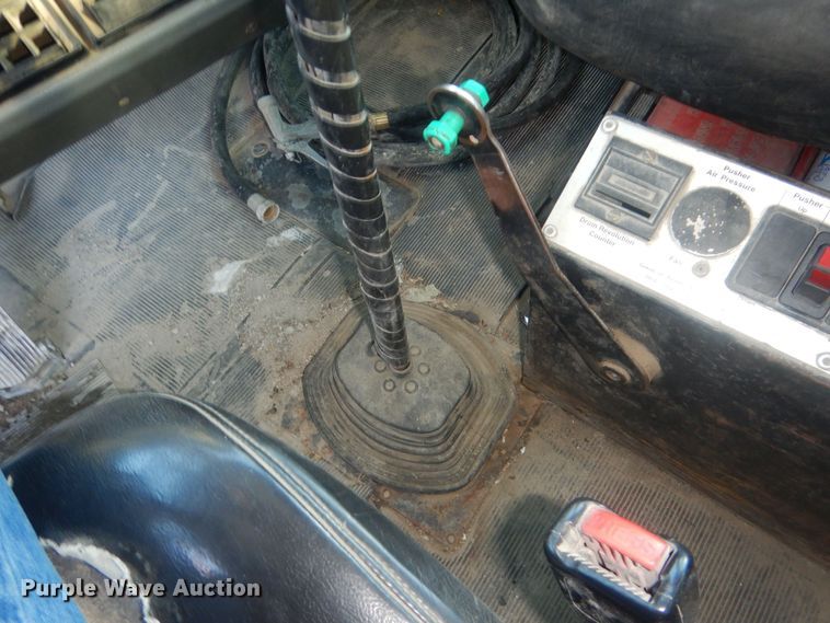 image for item HQ9568 1996 Mack RD690S  ready mix truck