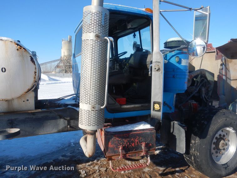 image for item HQ9568 1996 Mack RD690S  ready mix truck