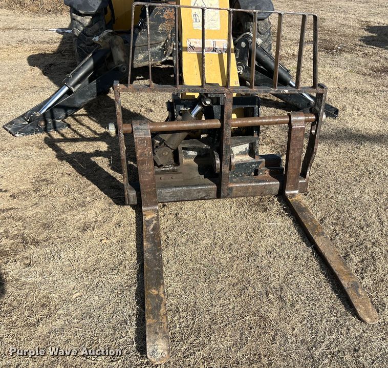 image for item ID9364 2010 Caterpillar TL943  telehandler