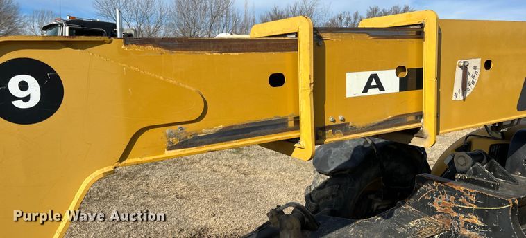 image for item ID9364 2010 Caterpillar TL943  telehandler