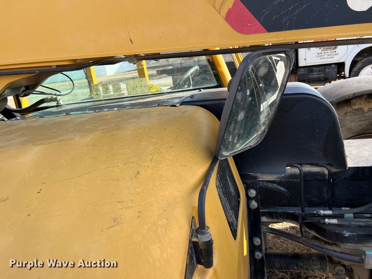 image for item ID9364 2010 Caterpillar TL943  telehandler